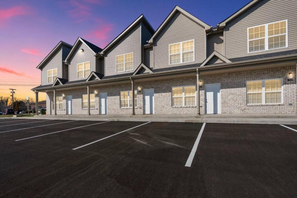 Make Lemonade In Luxury W King Bed And Free Parking Plus 40 Minutes To Nashville Clarksville Eksteriør billede